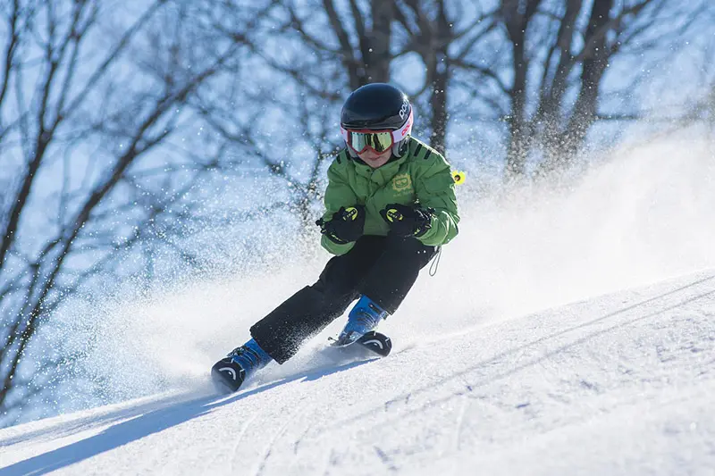 boy-skiing-in-glasss